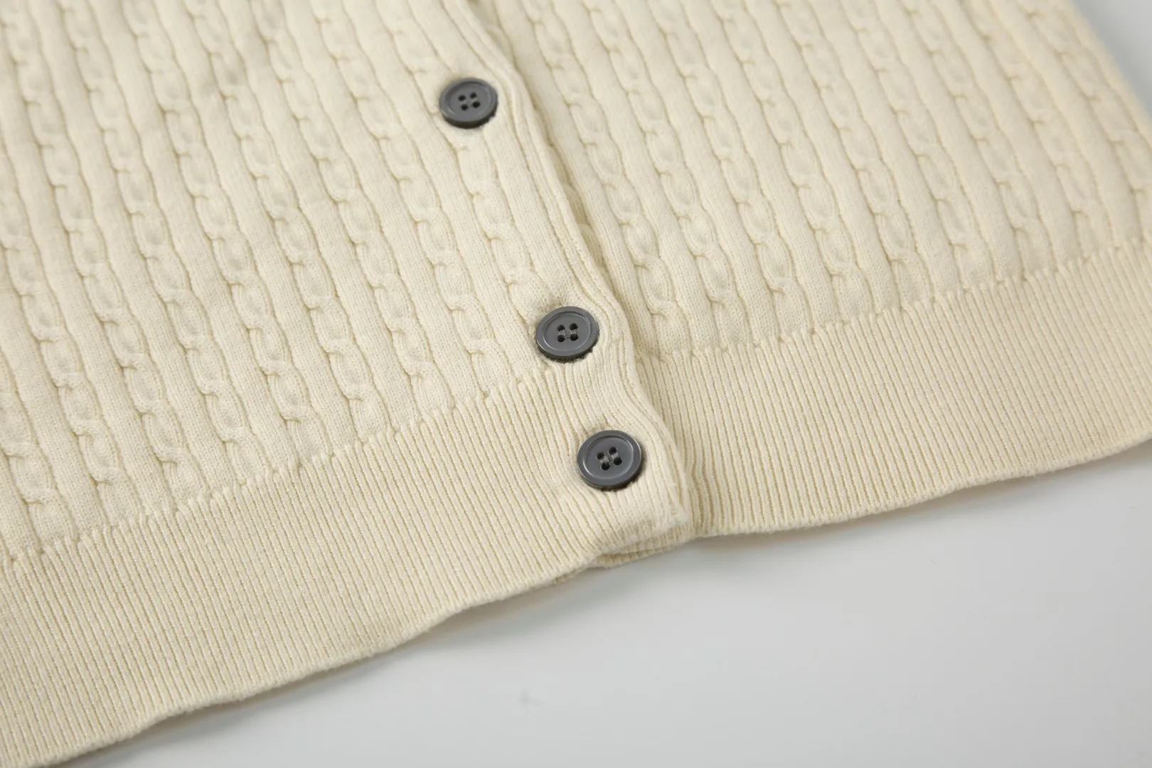 P196 White background picture [Evergreen for all seasons] Style number: 25123# Color: black/navy blue/almond/white Size: S-XL - Ralph Lauren/Ralph Lauren 2025FW Zhao Lusi's same solid color logo knitted versatile fine twist knitted buttoned long-sleeved cardigan - RL's classic fine twist cardigan 21S quality cotton yarn A cardigan that can be worn in all seasons Can be matched inside or outside Simple and clean basic color matching The upper body is clean and flawless. The comfort brought by imported cotton yarn is soft. An item that cannot be rejected.